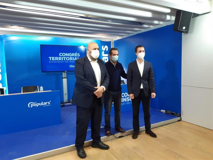 El secretario general del PP de Baleares, Toni Fuster, en el centro, junto al candidato a presidir la Junta Territorial del PP de Palma, Jaime Martínez (I) y el candidato a presidir la Junta Insular del PP de Mallorca, Lloren Galmés (D).