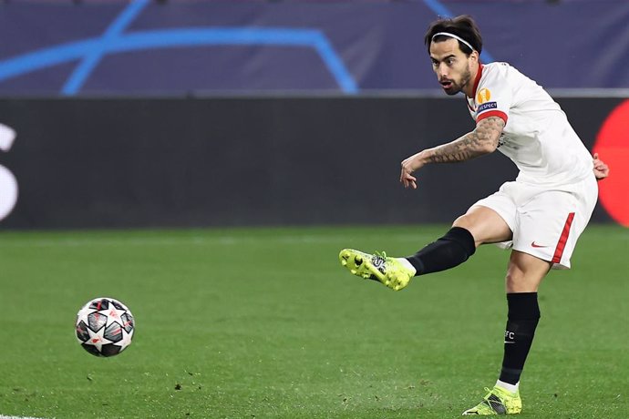 17 February 2021, Spain, Sevilla: Sevilla's Suso scores his side's first goal during the UEFAChampions League round of 16 first leg soccer match between Sevilla FC and Borussia Dortmund at Ramon Sanchez-Pizjuan Stadium. Photo: Jose Luis Contreras/DAX v