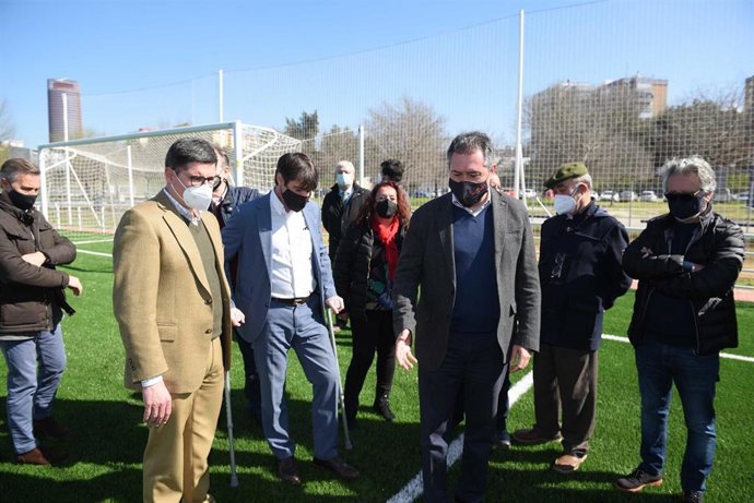 El alcalde de Sevilla, Juan Espadas; el concejal de Deportes, David Guevara, la delegada del Distrito Triana, Encarnación Aguilar, y el portavoz del grupo político Ciudadanos, Álvaro Pimentel, visitan el campo de fútbol en Vega de Triana.