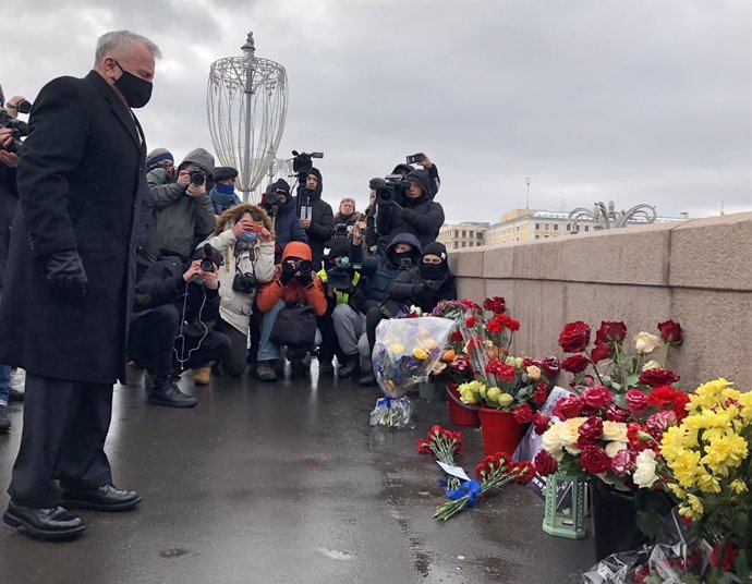 El embajador estadounidense en Rusia, John J. Sullivan, en el homenaje al disidente ruso Boris Nemtsov, asesinado en 2015