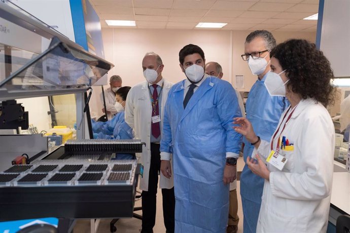 El presidente de la Comunidad, Fernando López Miras, visita el laboratorio de microbiología del hospital Virgen de la Arrixaca