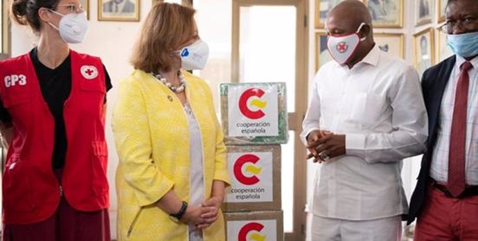La secretaria de Estado, Cristina Gallach, entrega material humanitario en Conakry