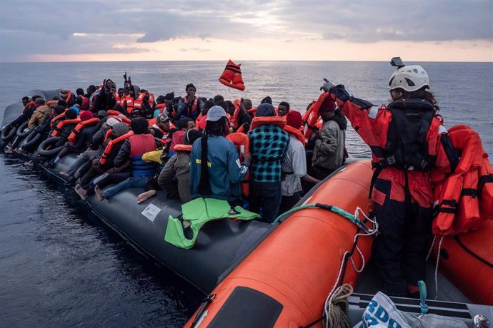 El barco de rescate 'Sea Watch' 3 salva a más de un centenar de migrantes en el Mediterráneo Central