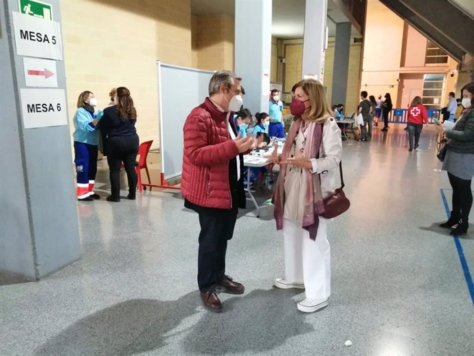 Visita de la delegada de Salud de la Junta en Córdoba, María Jesús Botella, a la vacunación de profesores ante el Covid.