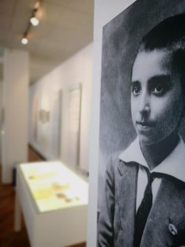 Archivo - La exposición 'Miguel Hernández, a plena luz', en Dublín.