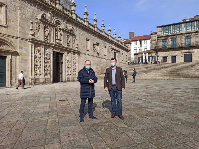 El alcalde de Santiago, Xosé Sánchez Bugallo, y el secretario xeral del PSdeG, Gonzalo Caballero