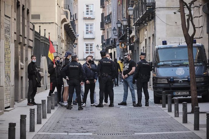Varios agentes de la Policía Nacional rodean a miembros del grupo de extrema derecha Bastión Frontal durante una manifestación convocada por la Coordinadora Antiprivatización de la Sanidad (CAS) frente a la privatización de la Sanidad Pública en Madrid