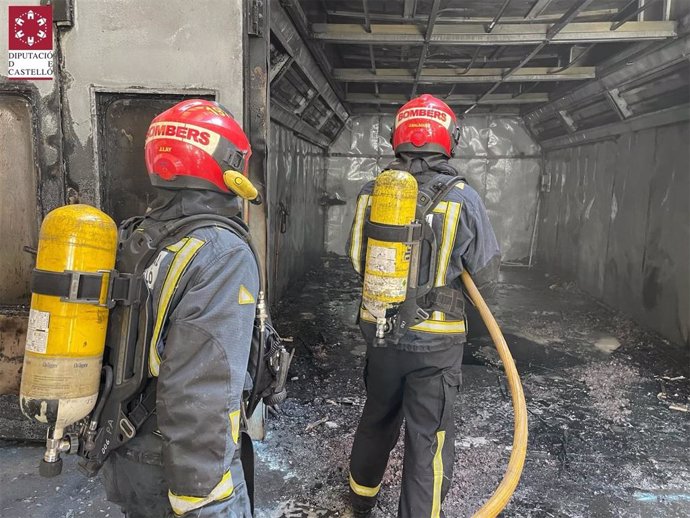 Bomberos extinguen el incendio en un taller de coches en Vila-real (Castellón)