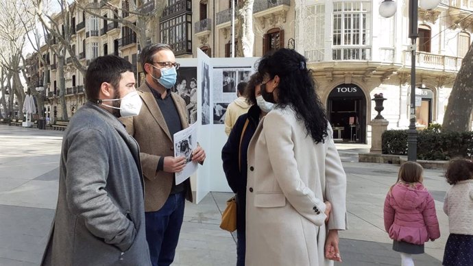 El alcalde de Palma, Jose Hila, asiste a la inauguración de la exposición fotográfica 'El cas de Clara: el repte de viure amb la síndrome de Coffin-Siris'.