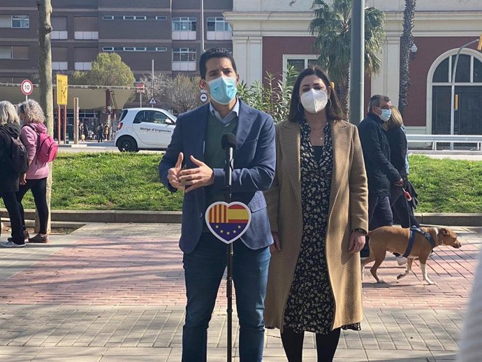 El diputat de Cs al Parlament Nacho Martín Blanco i la presidenta de Cs a l'Ajuntament de Barcelona, Luz Guilarte, en declaracions als mitjans.