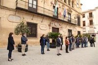 Luto en Alcalá (Jaén) con banderas a media asta y un minuto de silencio tras el apuñalamiento ante la iglesia