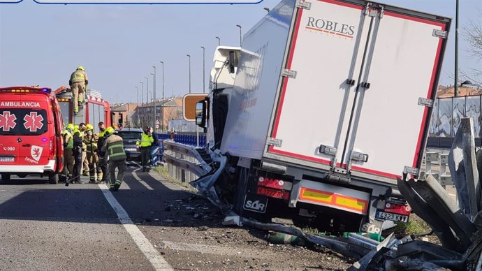Bomberos de Zaragoza rescatan al conductor de un camión al sufrir un accidente en la A-2.