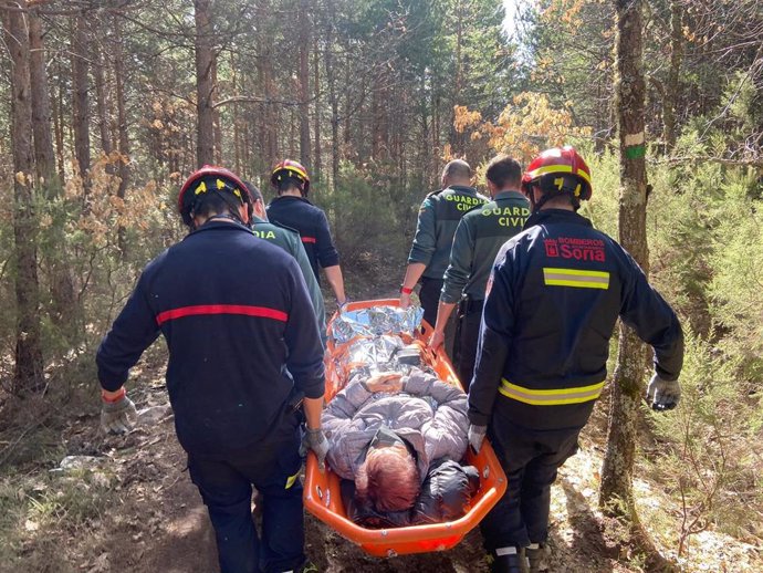 Bomberos de Soria y Guardia Civil rescatan a una de las mujeres heridas tras sufrir una caída en Covaleda (Soria).