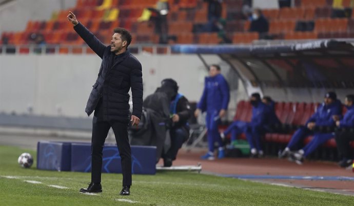 Diego Pablo Simeone da instrucciones durante el Atlético-Chelsea de los octavos de final de la Liga de Campeones 2020-2021