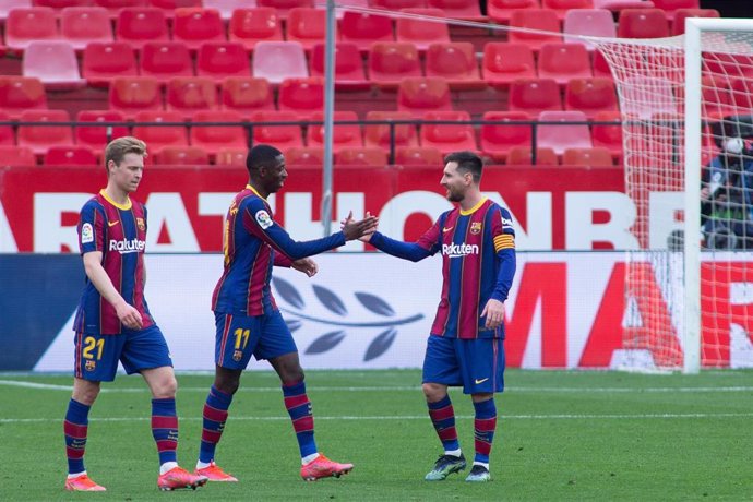 Ousmane Dembélé celebra el gol ante el Sevilla con Leo Messi
