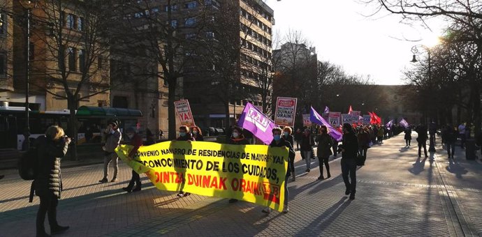 Manifestación de LAB para pedir un convenio de las residencias de mayores en Navarra