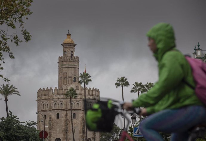 Archivo - La Torre del Oro durante una jornada de lluvia. En Sevilla (Andalucía, España), a 22 de octubre de 2020.