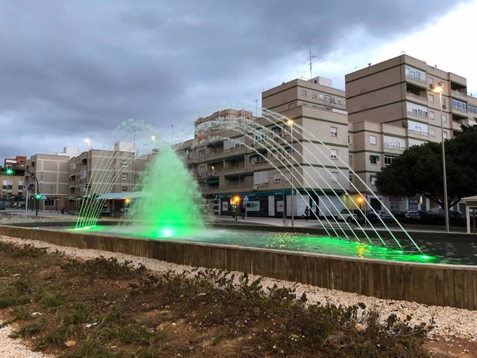 Fuente de la rotonda de la calle Santiago de Almería iluminada de verde por el Día Mundial de las Enfermedades Raras.