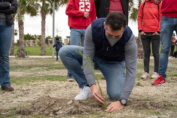 El alcalde de Almería, Ramón Fernández-Pacheco, en una plantación masiva por el Día de Andalucía.
