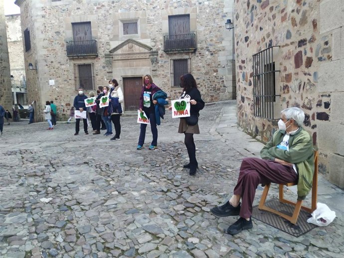 Cacereños forman una cadena humana desde la Plaza Mayor hasta el santuario de La Montaña en rechazo a la mina.