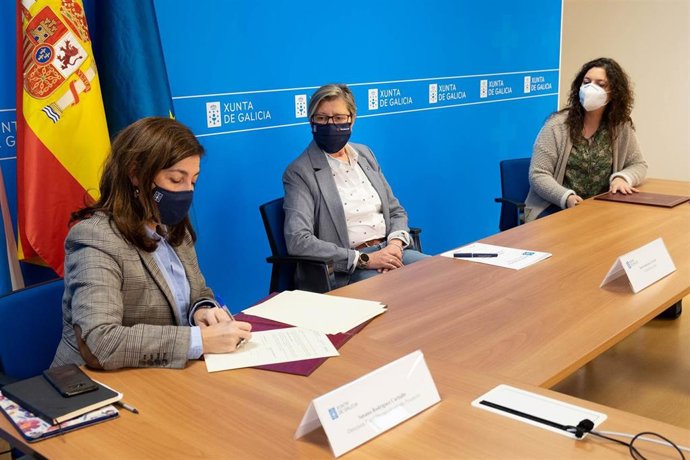 La conselleira do Mar, Rosa Quintana, acompañada por la directora xeral de Desenvolvemento Pesqueiro, Susana Rodríguez, preside la firma de un acuerdo de colaboración con la Federación Galega de Redeiras Artesás O Peirao