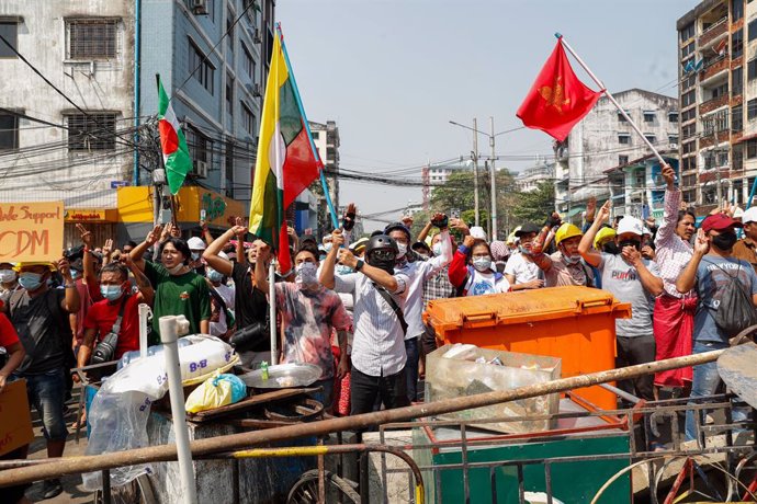 27 February 2021, Myanmar, Yangon: Protesters shouting slogans while making the three-finger salute during a protest against the military coup and detention of civilian leaders in Myanmar. Photo: Thuya Zaw/ZUMA Wire/dpa