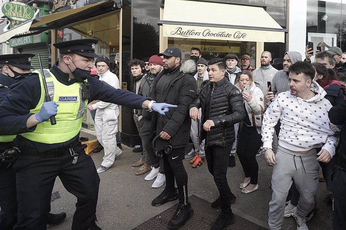 Disturbios durante una manifestación contra el confinamiento en Dublín