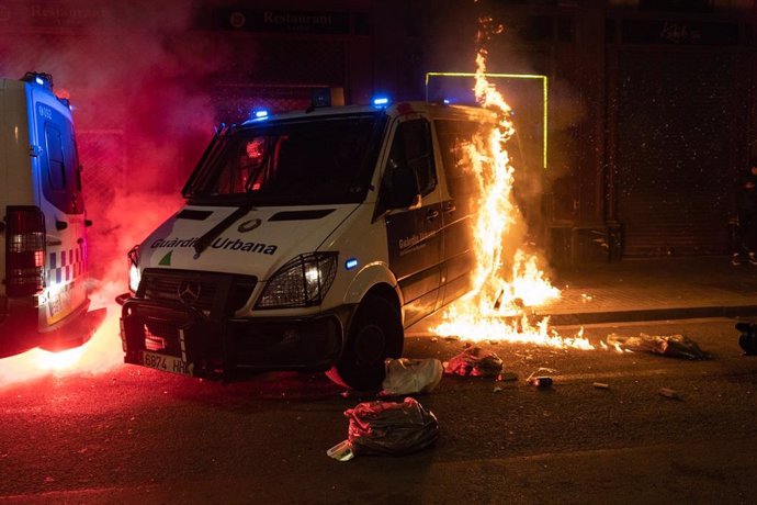Cremen una furgoneta de la Gurdia Urbana de Barcelona durant la manifestació de Barcelona en suport a Pablo Hasel