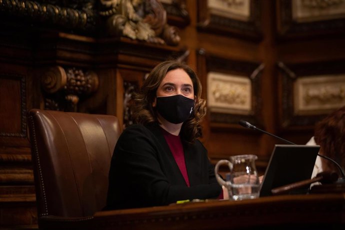 La alcaldesa de Barcelona, Ada Colau, en el pleno del viernes