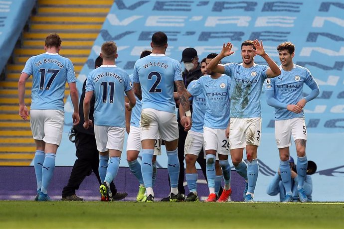 27 February 2021, United Kingdom, Manchester: Manchester City's Ruben Dias (R) celebrates with his teammates after scoring hisside's first goal during during the English Premier League soccer match between Manchester City and West Ham United at the Etih
