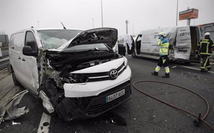 Un trabajador de una UVI móvil del SUMMA 112 en un accidente de tráfico durante una jornada de trabajo, en Madrid (España), a 29 de enero de 2021.