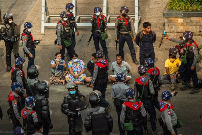 27 February 2021, Myanmar, Yangon: Police force arrest the anti-coup protesters after firing sound bombs to disperse the protesters during a demonstration at Hledan Township against the military coup and detention of civilian leaders in Myanmar. Photo: 