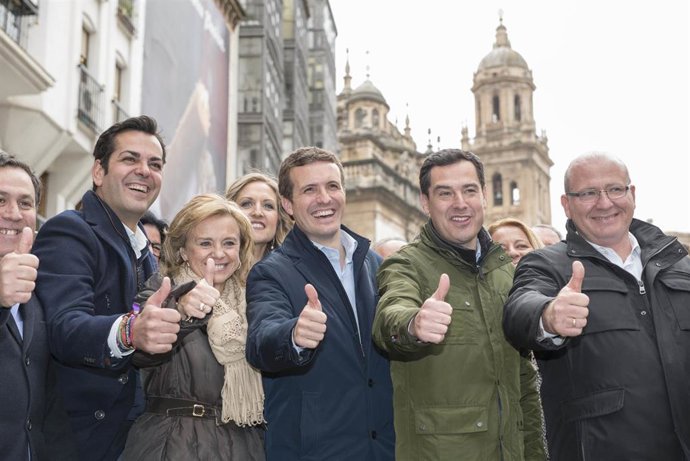 Archivo - El presidente del PP, Pablo Casado (c), y el presidente de la Junta de Andalucía, Juanma Moreno (2d), pasean con, María Luisa del Moral (2i) y Javier Márquez (1d), junto al presidente provincial, Juan Diego Requena (1i), en 2019.