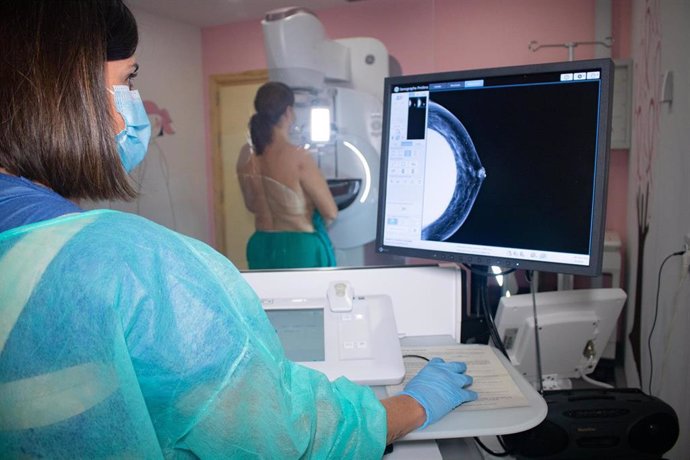 Archivo - Una mujer se somete a una mamografía.