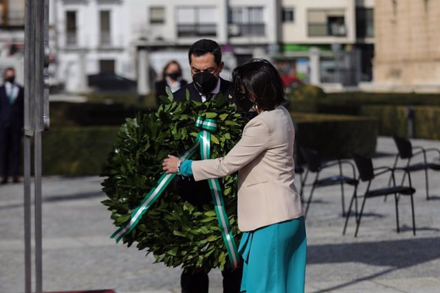 El presidente de la Junta de Andalucía, Juanma Moreno, y la presidenta del Parlamento, Marta Bosquet, realizan una ofrenda floral en el acto por el Día de Andalucía en recuerdo de los fallecidos por la pandemia.