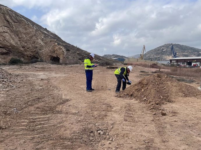 Los trabajos de demolición y la limpieza superficial de las instalaciones de la antigua Peñarroya
