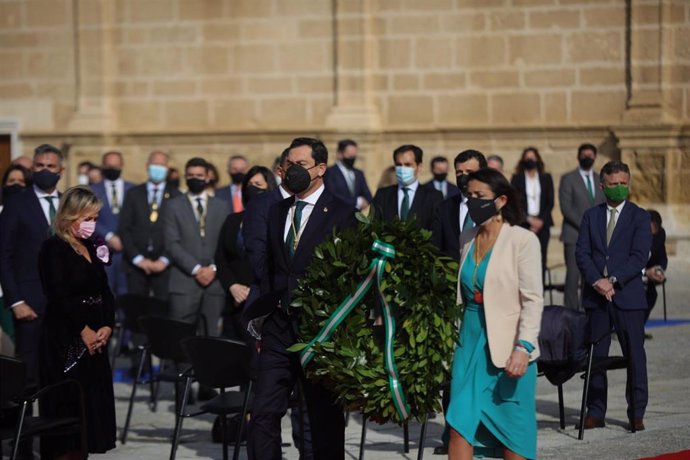 El presidente de la Junta de Andalucía, Juanma Moreno, y la presidenta del Parlamento, Marta Bosquet, realizan una ofrenda floral por los fallecidos en la pandemia en el acto institucional por el 28F.