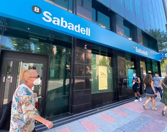 Archivo - Una oficina del Banco Sabadell en Madrid (España), a 31 de julio de 2020. 
