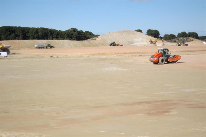 Obras de preparación de los terrenos en la Plataforma Logística PLAZA, lugar en el que se ubicarán las intalaciones de Amazon en Zaragoza.