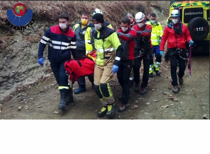 Evacuación de un cilista herido en una pista forestal de Zaratamo (Bizkaia)