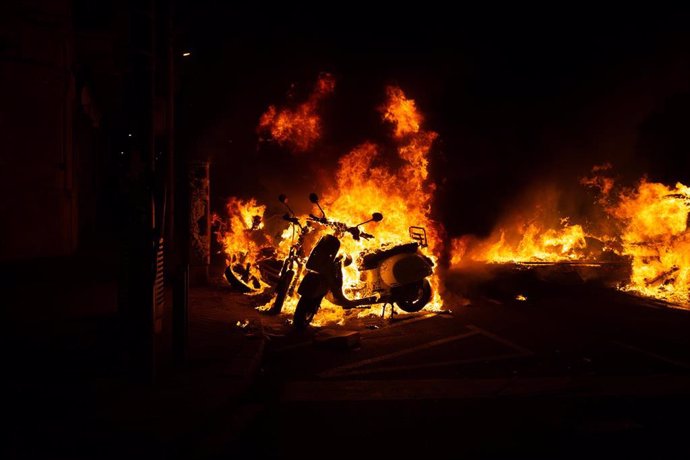 Incendio provocado por los manifestantes que apoyan a Pablo Hasel durante los disturbios en Barcelona (España), a 17 de febrero de 2021. 