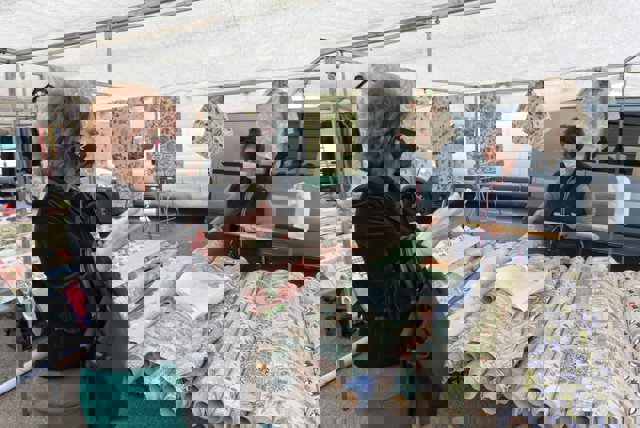 Carmen Herrarte en el mercado ambulante textil y Rastro viejo. 