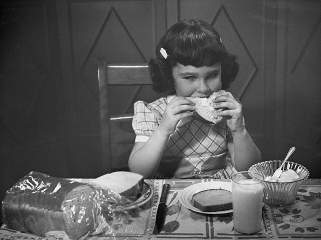 Archivo - Portrait of little girl eating buttered toast.  (Photo by George Marks/Retrofile/Getty Images)