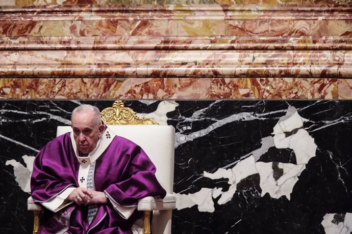17 February 2021, Vatican, Vatican City: Pope Francis (C) attends the Ash Wednesday Mass at St. Peter's Basilica in the Vatican. Photo: Evandro Inetti/ZUMA Wire/dpa