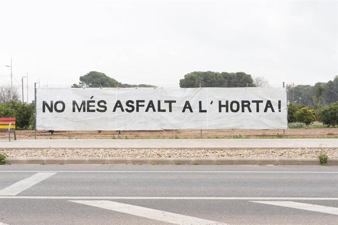 Pancarta colgada por asociaciones de vecinos y el colectivo Per l'Horta para protestar por la construcción de la nueva rotonda de Benifaraig