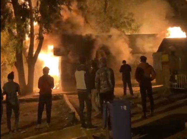 Un momento del incendio en el centro de menores.