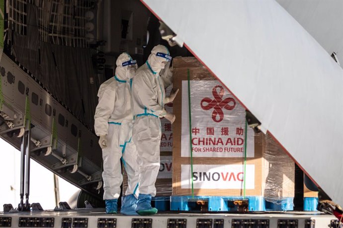 Cargamento de la vacuna Sinovac china a su llegada a Filipinas