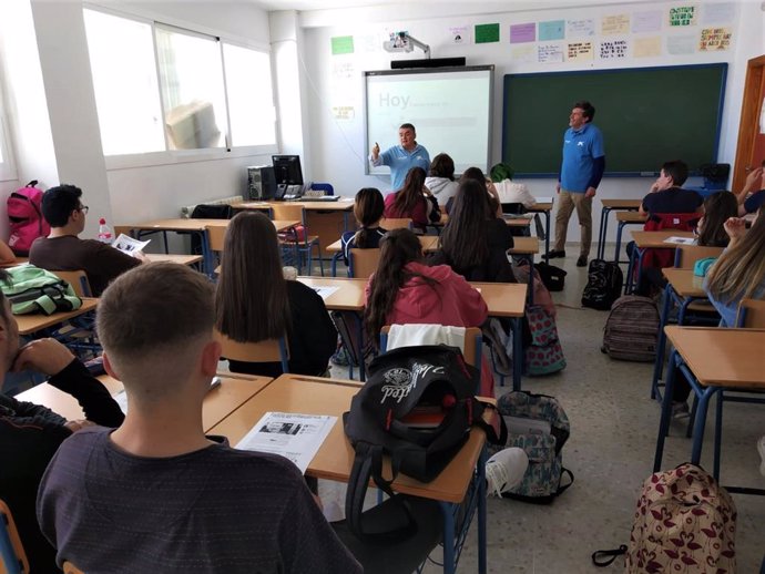 Voluntarios de CaixaBank en Aragón ayudan a más de 400 estudiantes a administrar su economía.
