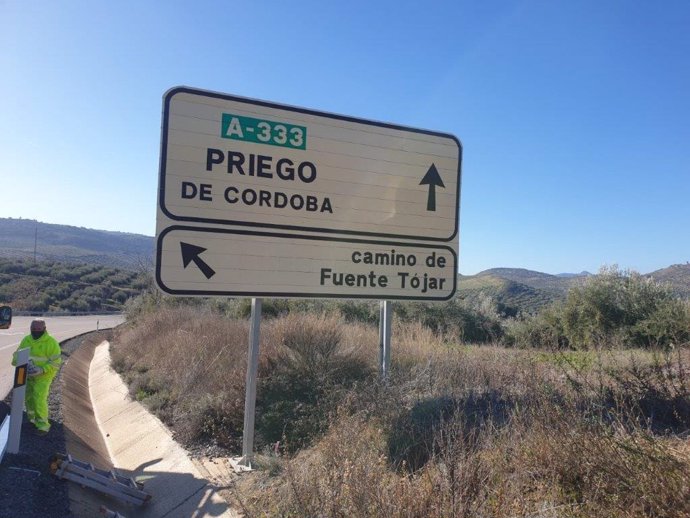 La Junta mejora la señalización de la carretera A-333 en Fuente Tójar.