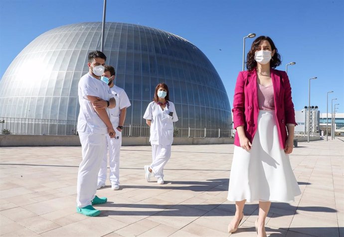 La presidenta de la Comunidad de Madrid, Isabel Díaz Ayuso, junto a varios profesionales sanitarios, durante su visita al inicio del proceso de vacunación contra el COVID-19 que se ha puesto en marcha en el Pabellón 3 del Hospital Público Enfermera Isab